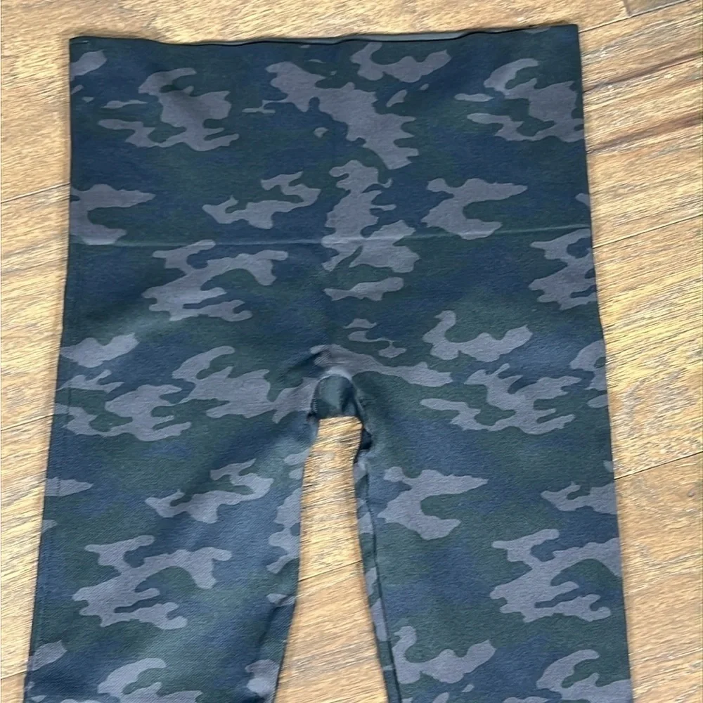 SPANX Look At Me Now Seamless Leggings Gray Camo Sz L #FL3515 NWOT